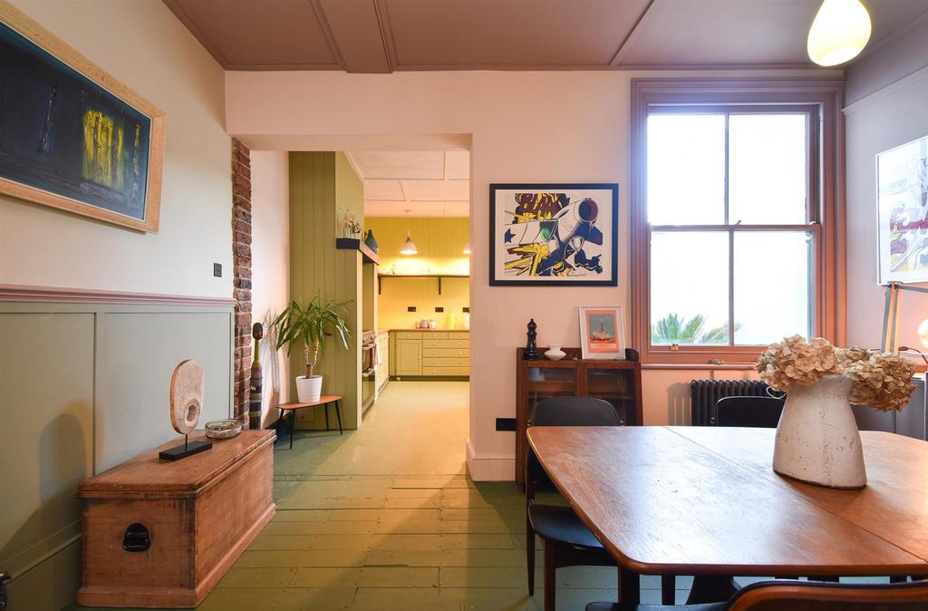 Kitchen &amp; dining space