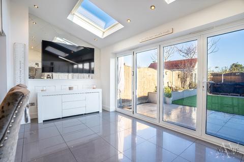 5 bedroom terraced house for sale, Maclennan Avenue, Rainham