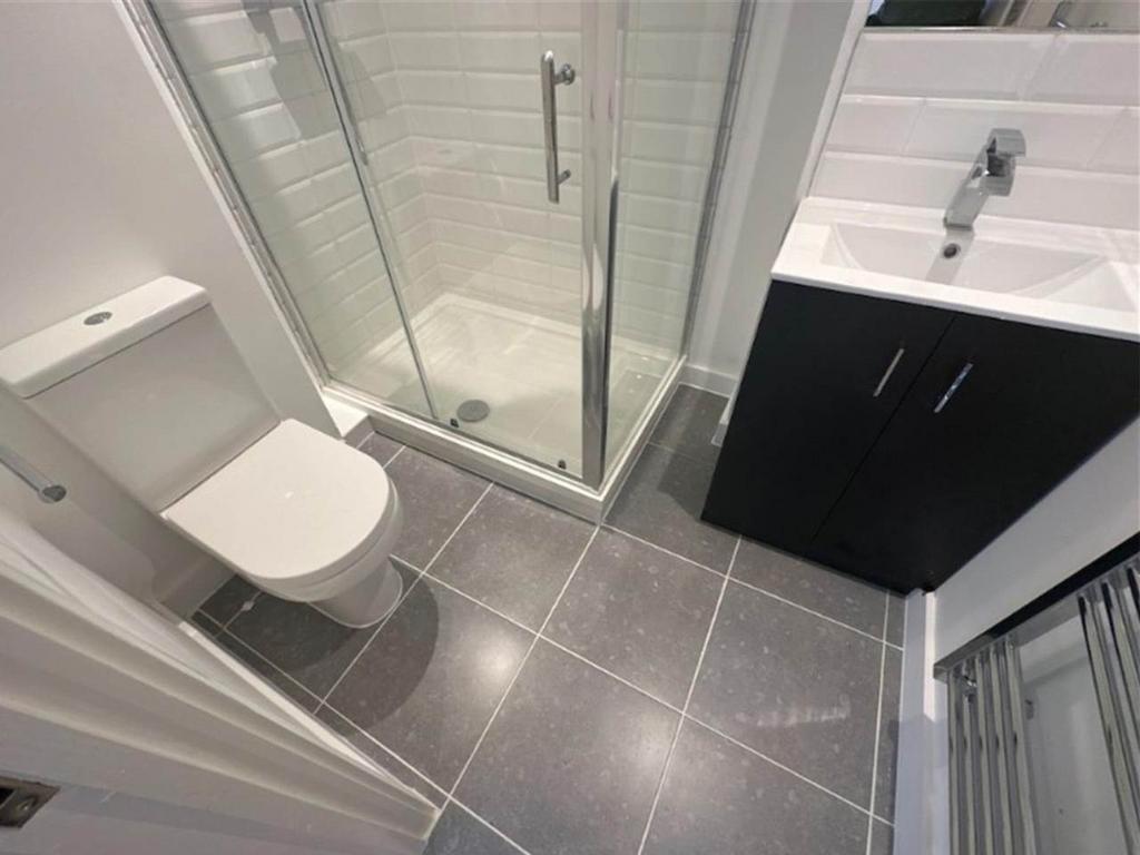 135321968 Bathroom 1