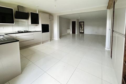 4 bedroom terraced house to rent, Quantock Close, Slough SL3