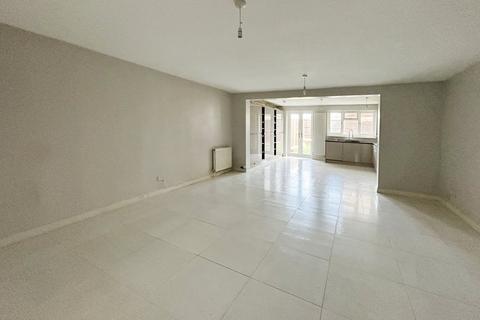 4 bedroom terraced house to rent, Quantock Close, Slough SL3
