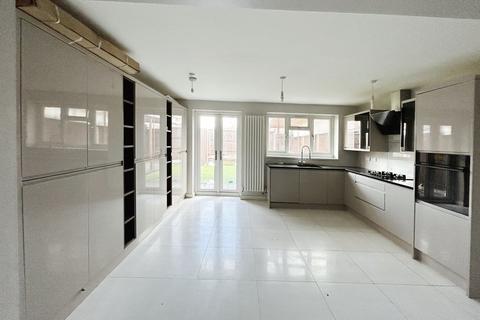 4 bedroom terraced house to rent, Quantock Close, Slough SL3