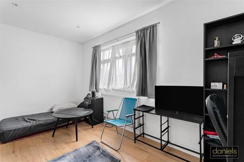 3 bedroom property for sale, The Mall, Harrow