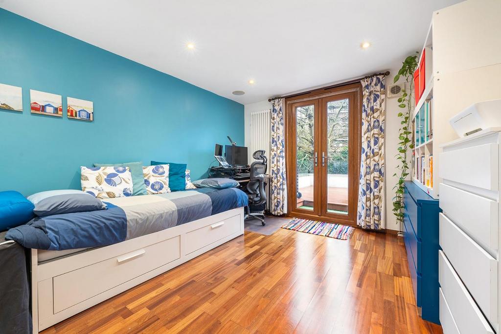 Bedroom 1 (2).JPG