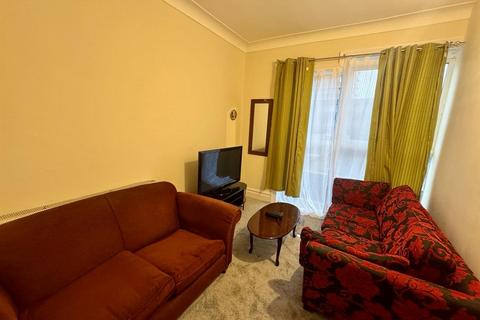 3 bedroom flat to rent, London Road, Croydon