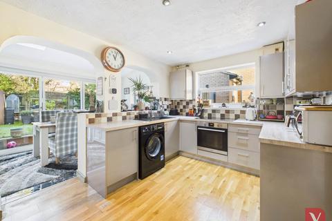 3 bedroom semi-detached house for sale, Troon Gardens, Luton LU2