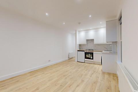 Studio to rent, Green Lanes, London, N4