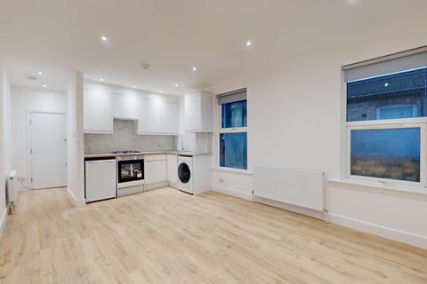 Studio to rent, Green Lanes, London, N4