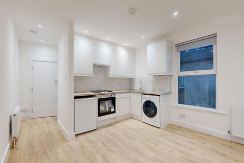 Studio to rent, Green Lanes, London, N4