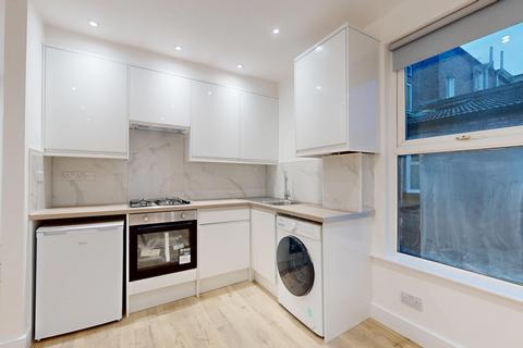 Studio to rent, Green Lanes, London, N4