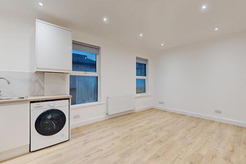 Studio to rent, Green Lanes, London, N4