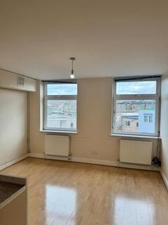 2 bedroom house to rent, Maidswood House, Cherrydown Avenue