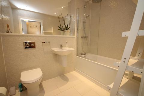 2 bedroom flat to rent, Station View, Guildford