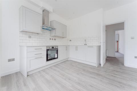2 bedroom flat to rent, Epsom Road, Guildford