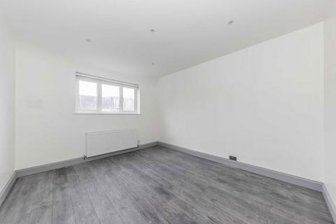 3 bedroom house to rent, Carnforth Road, London SW16