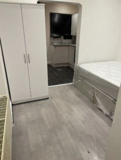 Studio to rent, Ealing W3