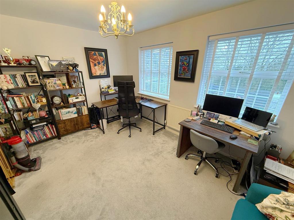 Bedroom / Study