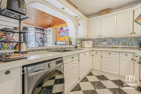 3 bedroom house to rent, Fullwell Avenue, Ilford, IG5