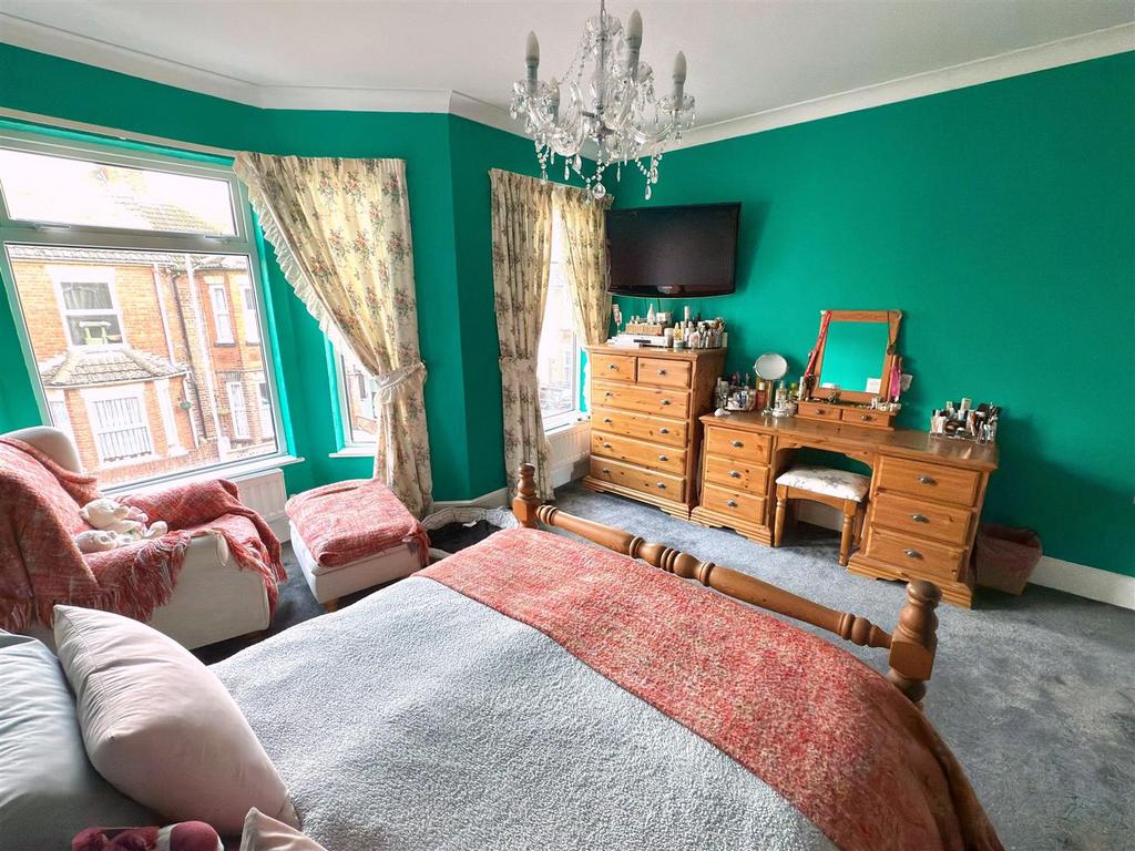 MASTER BEDROOM.jpg