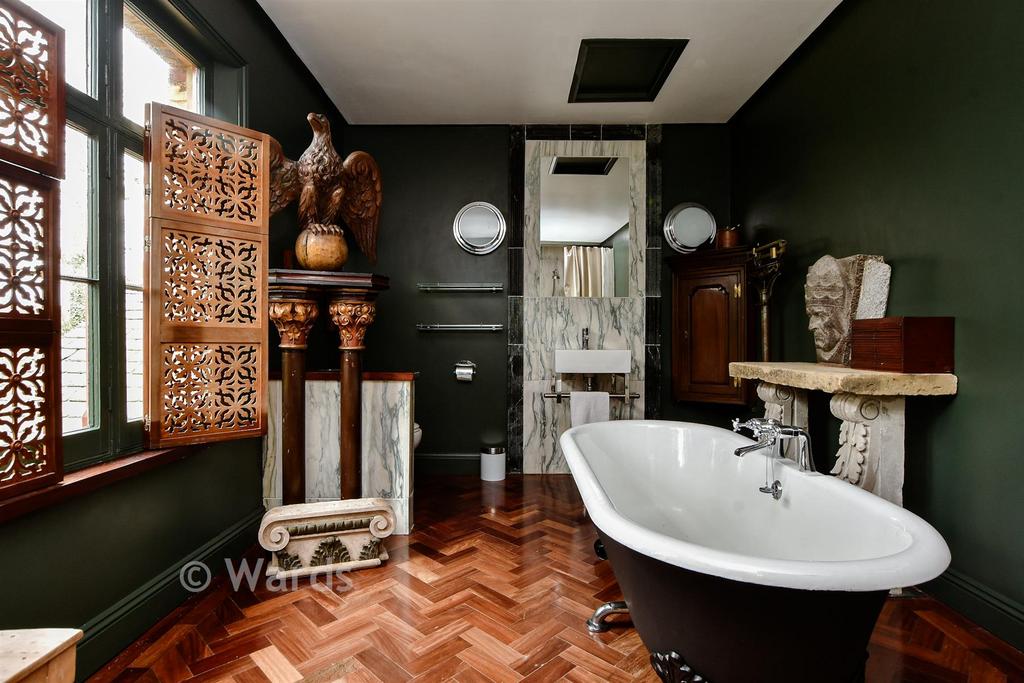 En-Suite Bathroom