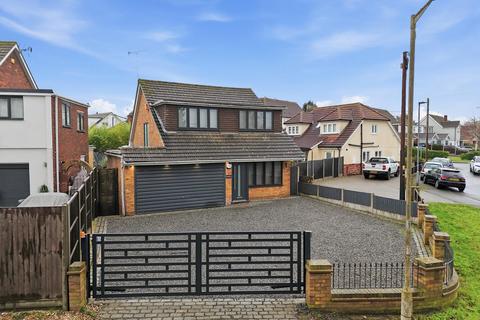 3 bedroom detached house to rent, Tye Common Road