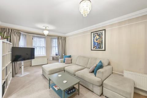 2 bedroom apartment to rent, Ravens Close, Surrey KT6