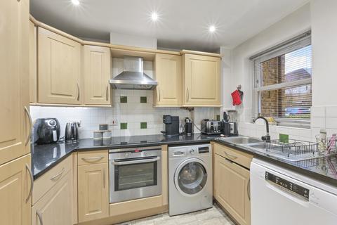 2 bedroom apartment to rent, Ravens Close, Surrey KT6