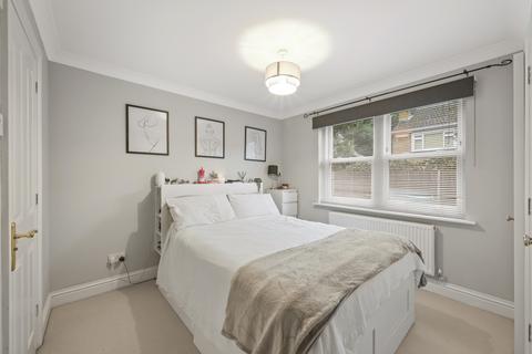 2 bedroom apartment to rent, Ravens Close, Surrey KT6
