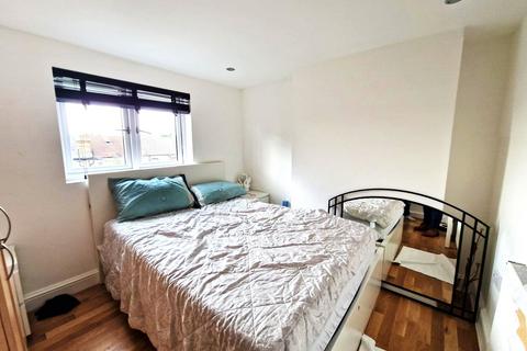 2 bedroom maisonette to rent, Kingston Road, Ilford IG1 1PF