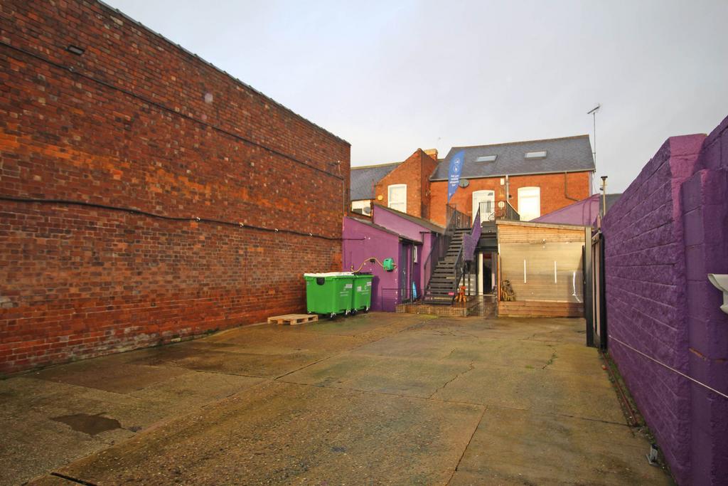 Ryton Street 22-24 Yard T202503261041.jpg