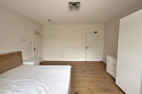 1 bedroom in a house share to rent, Langland Gardens, Shirley, CR0