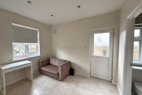 1 bedroom in a house share to rent, Langland Gardens, Shirley, CR0