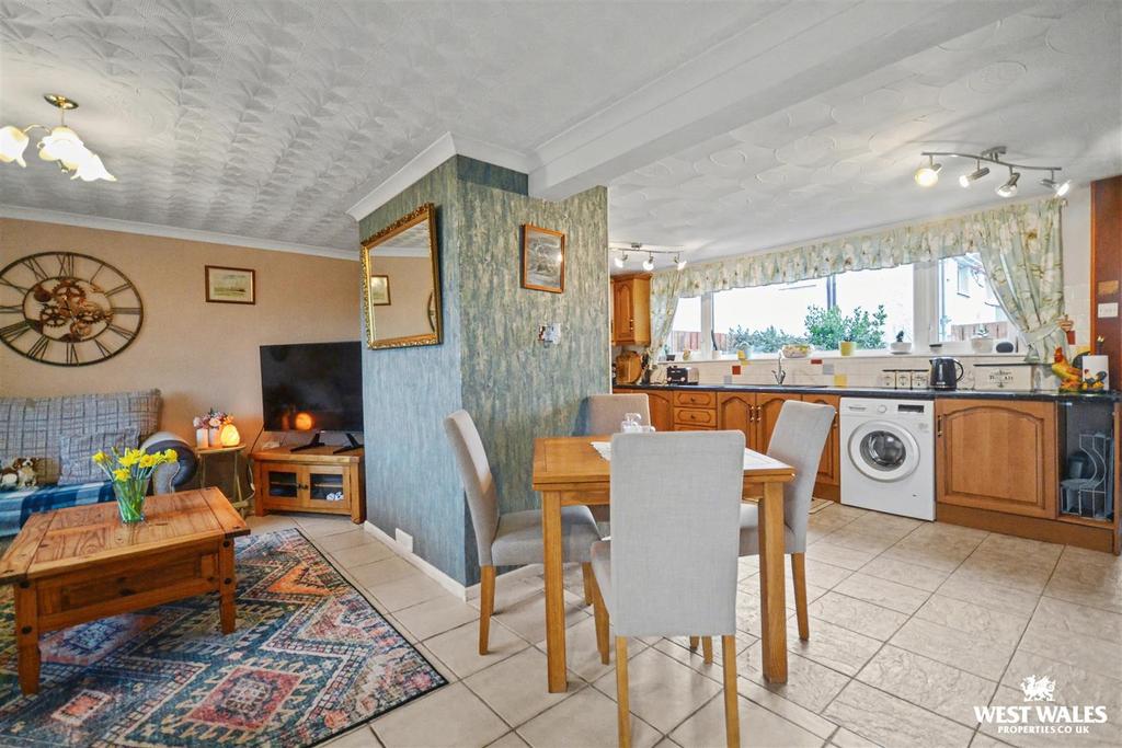 Kitchen / dining area