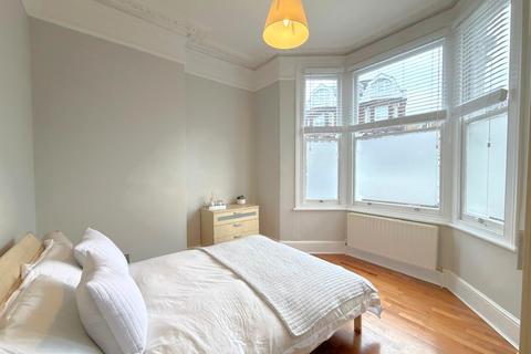 1 bedroom flat to rent, Woodside, SW19