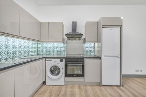 2 bedroom flat to rent, Clapham Park Road, London, SW4