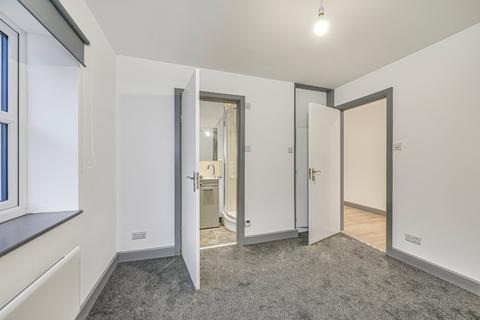 2 bedroom flat to rent, Clapham Park Road, London, SW4