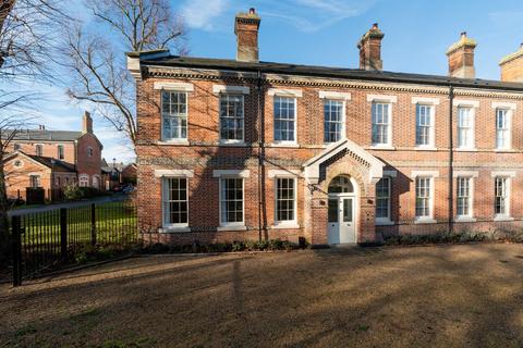 3 bedroom end of terrace house for sale, The Sergeants Mess, Colchester CO2