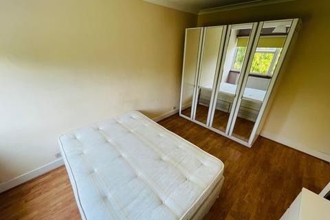 1 bedroom in a house share to rent, Westview Drive, Woodford Green IG8