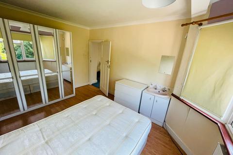 1 bedroom in a house share to rent, Westview Drive, Woodford Green IG8