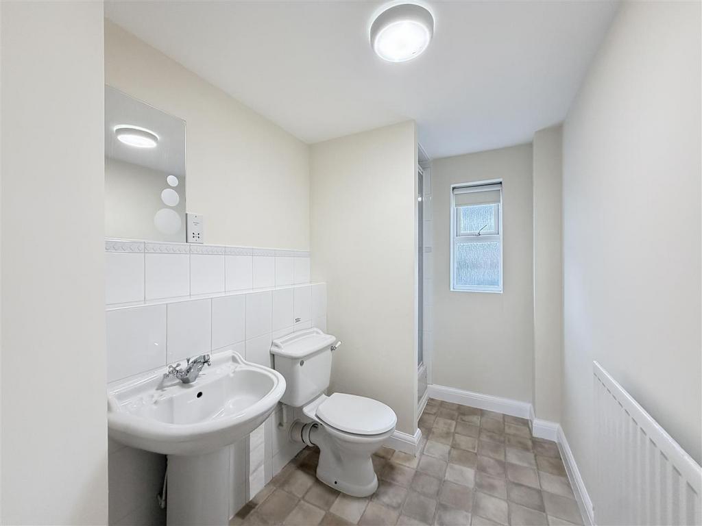 Ensuite to bedroom 1