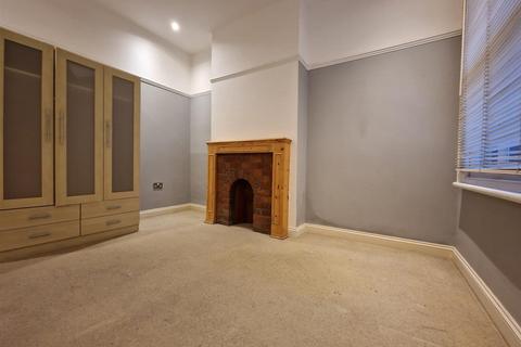 2 bedroom maisonette to rent, Penwith Road, London
