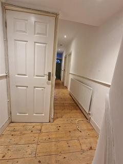 2 bedroom maisonette to rent, Penwith Road, London
