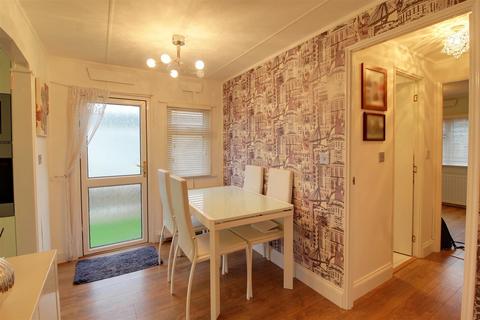 2 bedroom mobile home for sale, Woodside Lane, Bell Bar AL9