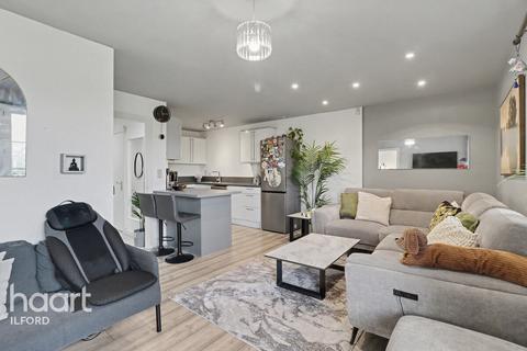 3 bedroom apartment for sale, Medici Close, Ilford