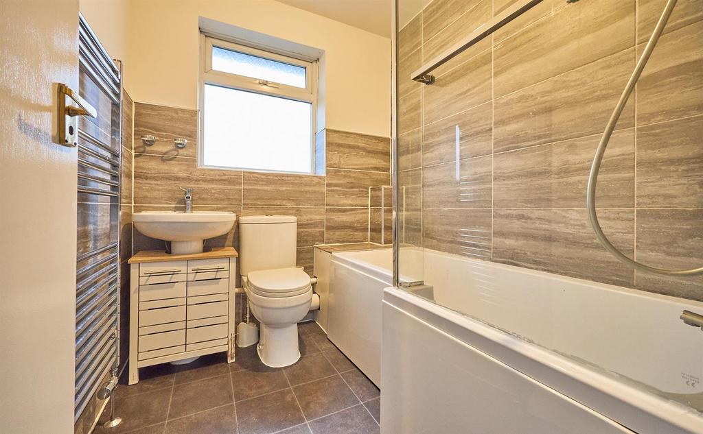 Family Bathroom to Rear