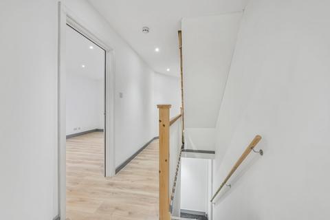 2 bedroom flat to rent, Clapham Park Road, London, SW4