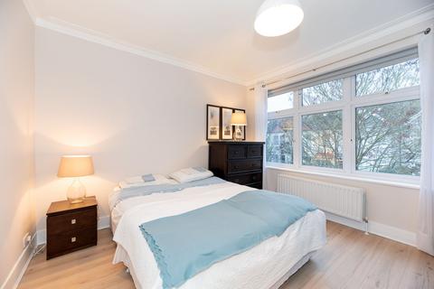 3 bedroom terraced house to rent, Clifton Park Avenue, London, SW20