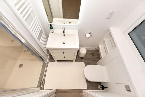 3 bedroom terraced house to rent, Clifton Park Avenue, London, SW20