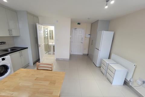 Studio to rent, Leeland Road, London W13