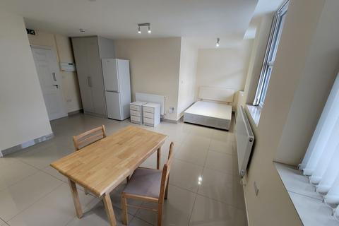 Studio to rent, Leeland Road, London W13